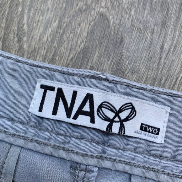 Aritzia Tna Shorts Cargo Khakis Light Gray Mid low rise Size 2 Y2K 2000s - Picture 8 of 15